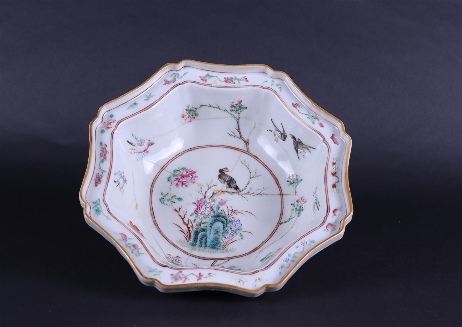 A porcelain Famile Rose basin. China, 19th century.