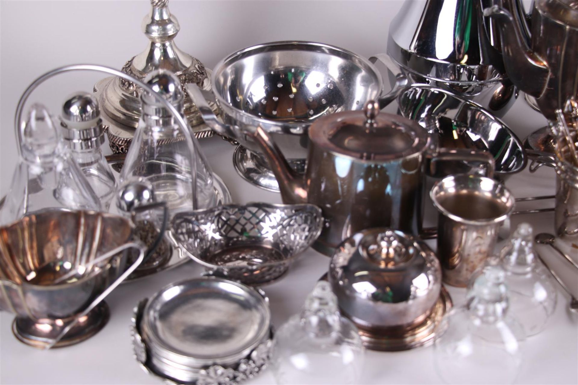 A lot of various (silver plated) objects including a candlestick and a tea set. - Bild 3 aus 3