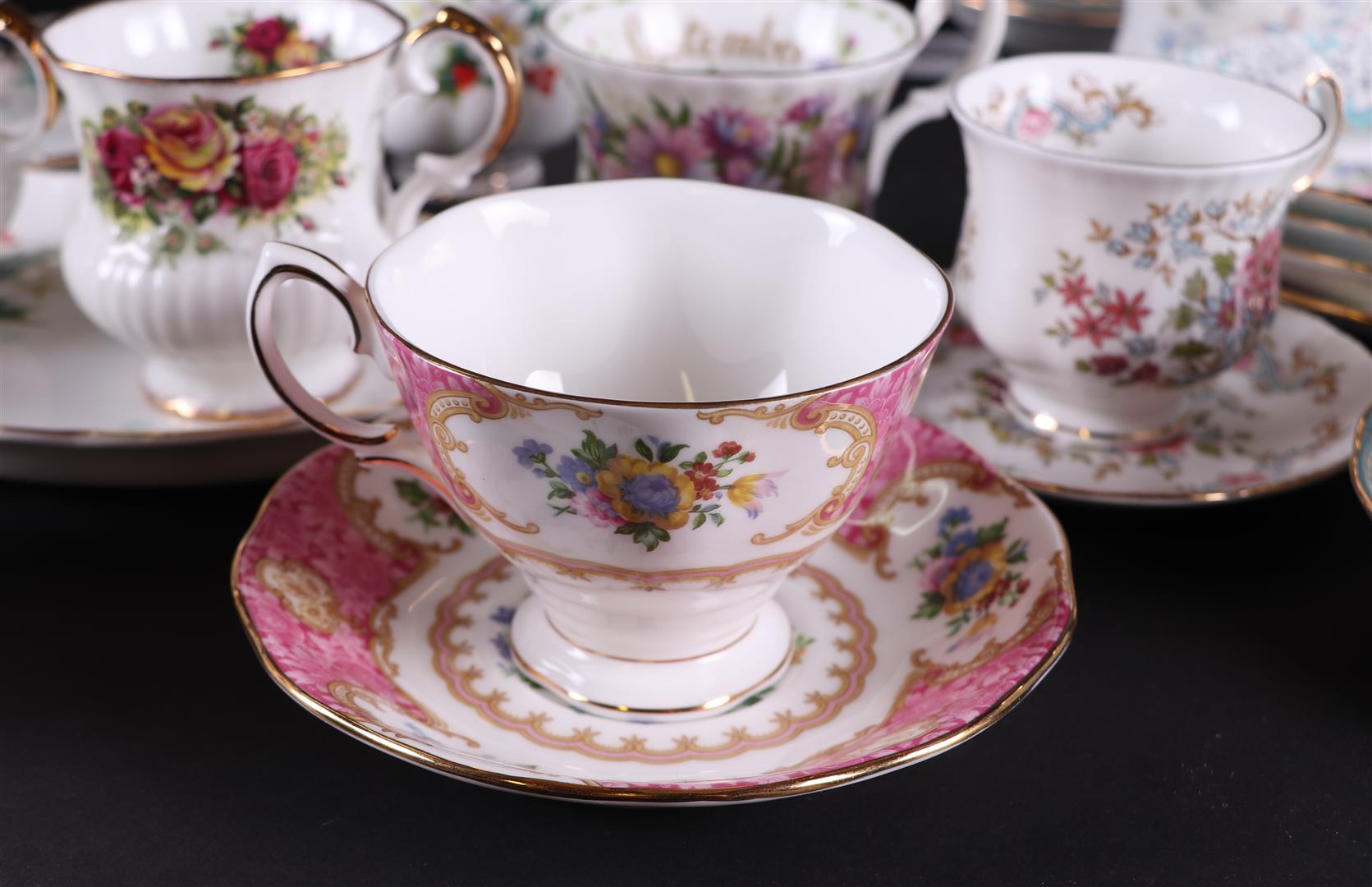 An extensive  lot  with various "Royal Albert" cups and saucers. - Image 5 of 12
