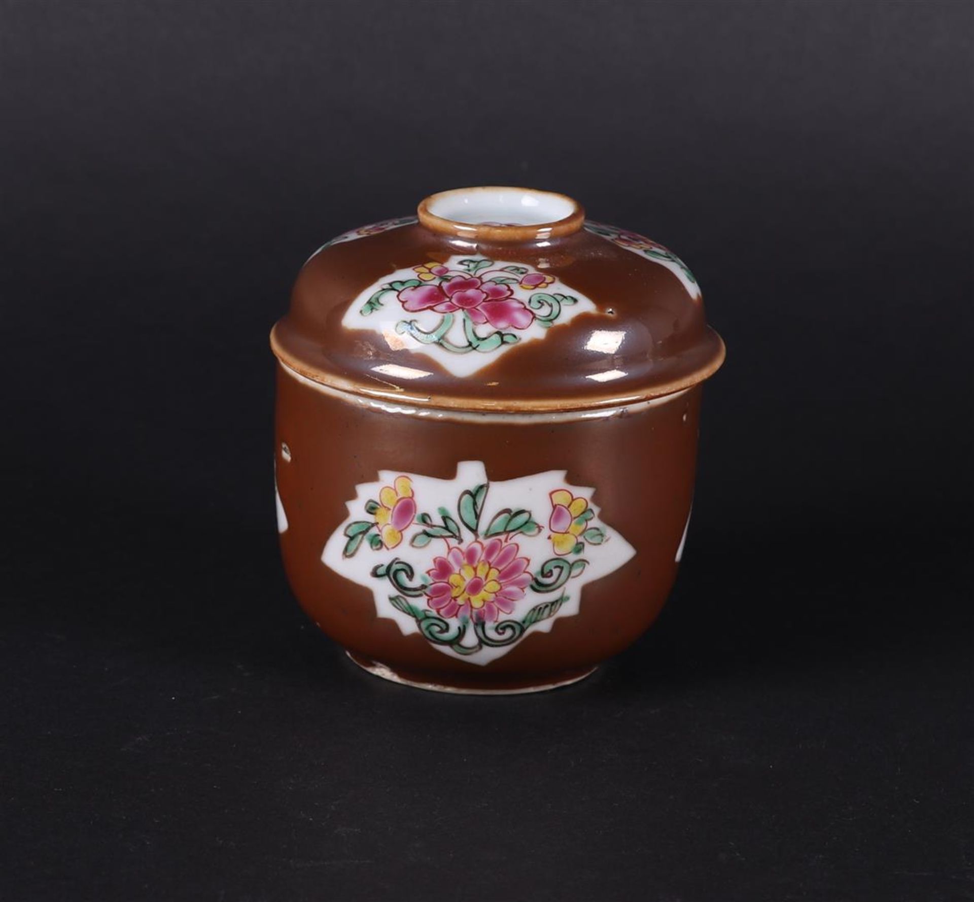 A porcelain Famille Rose sugar bowl with capuchin outside with leaf-shaped beds with floral decor