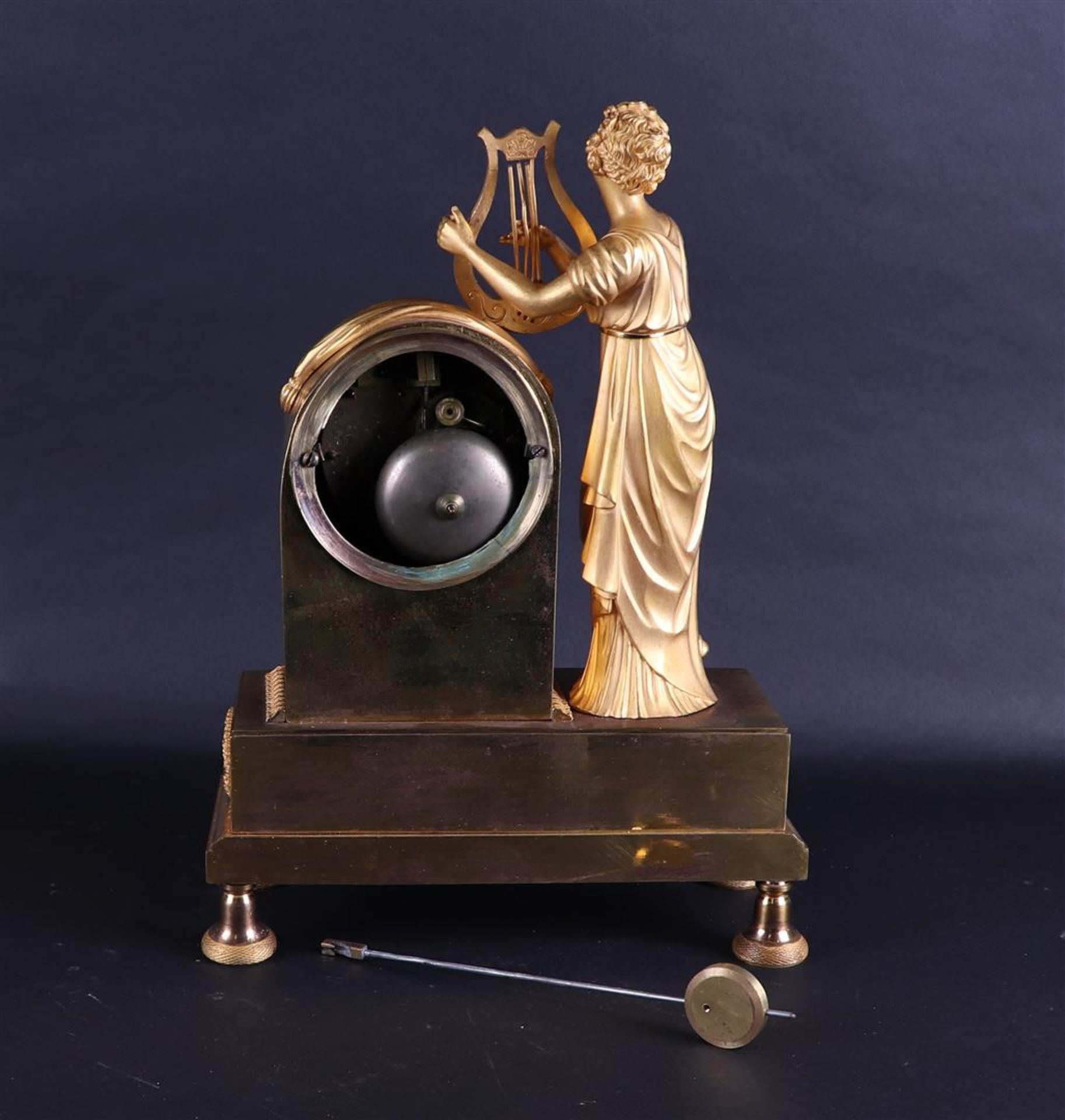 A 19th century fire-gilt mantel clock with harp-playing muse. - Bild 6 aus 7