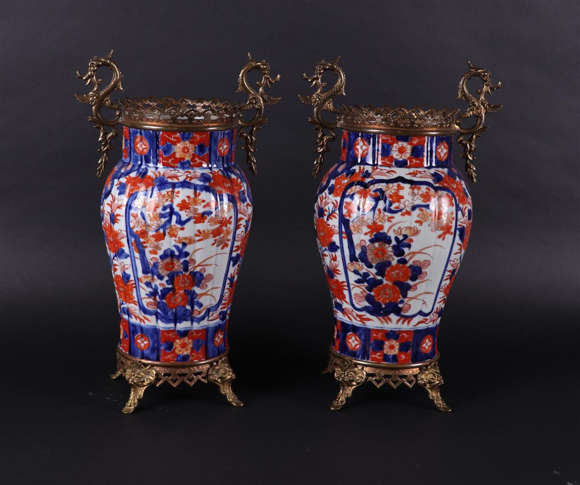 A set of two porcelain Imari vases with cast bronze mounts. Japan, 19th century. - Bild 3 aus 5