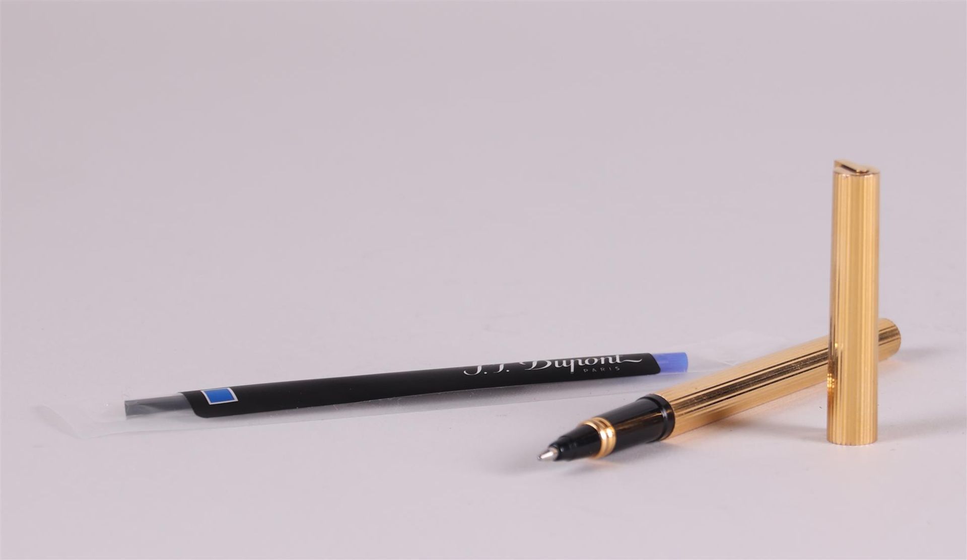A lot comprising a Dupont lighter and a Dupont ball point pen. - Bild 3 aus 3