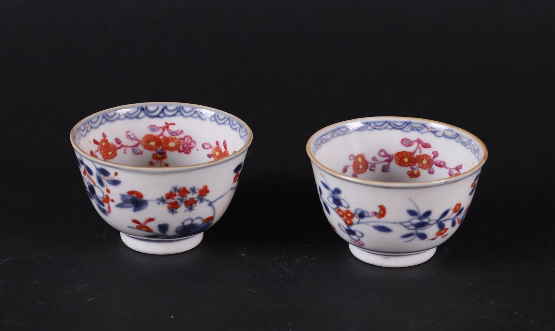 Two porcelain Imari bowls with floral decor on the outside and interior. China, Qianlong. - Bild 2 aus 4