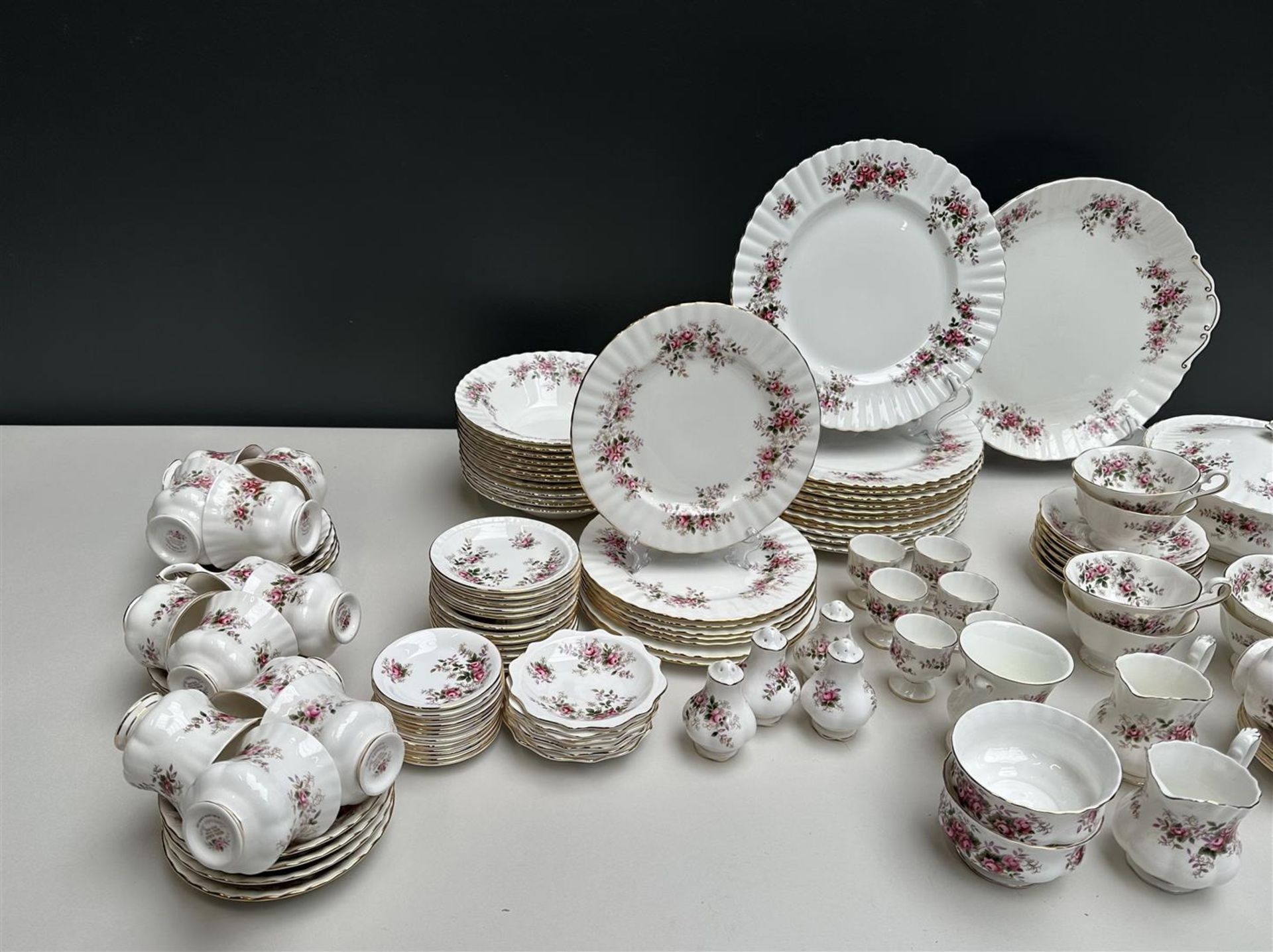 A 118-piece Royal Albert Lavender Rose Bone China part  diner set,  - Bild 3 aus 4