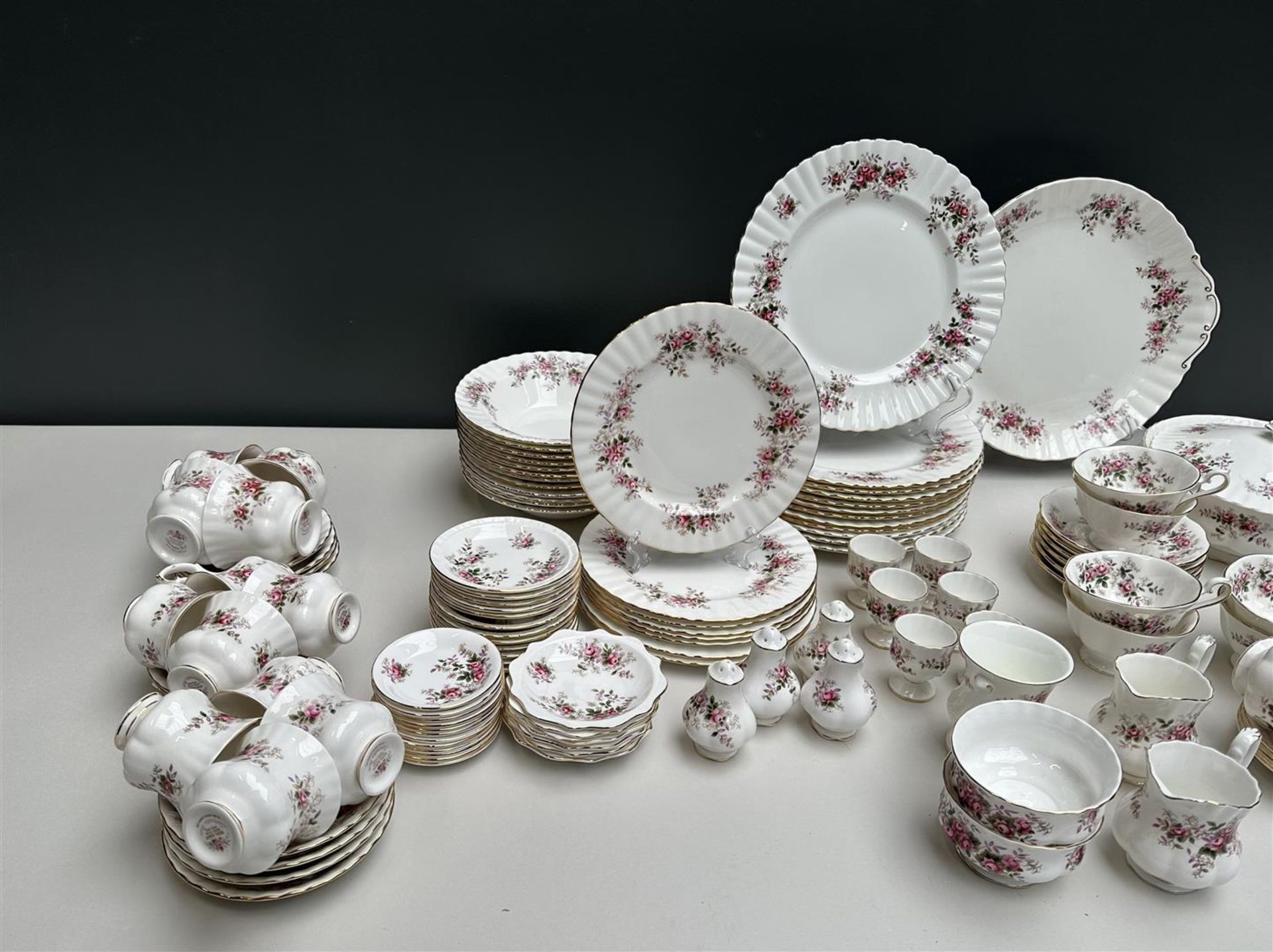 A 118-piece Royal Albert Lavender Rose Bone China part  diner set,  - Image 3 of 4