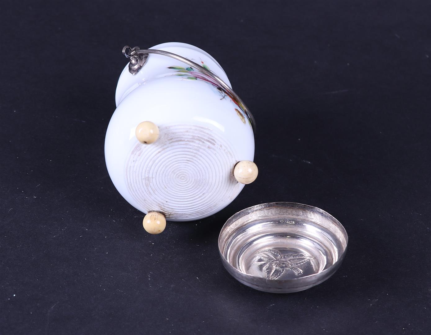 A porcelain Meissen matchstick container with silver handle and lid. Marked on the inside. 19th cent - Image 4 of 4