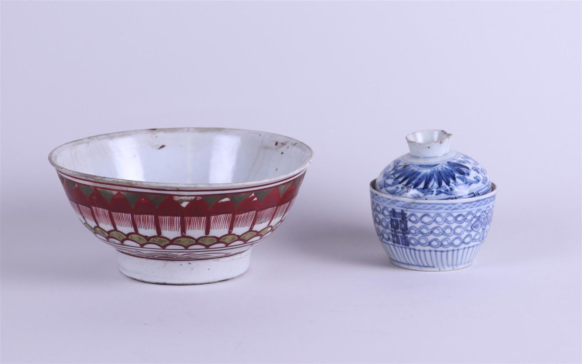 A porcelain bowl with floral decor, with a blue and white lidded bowl. China, 19th century.