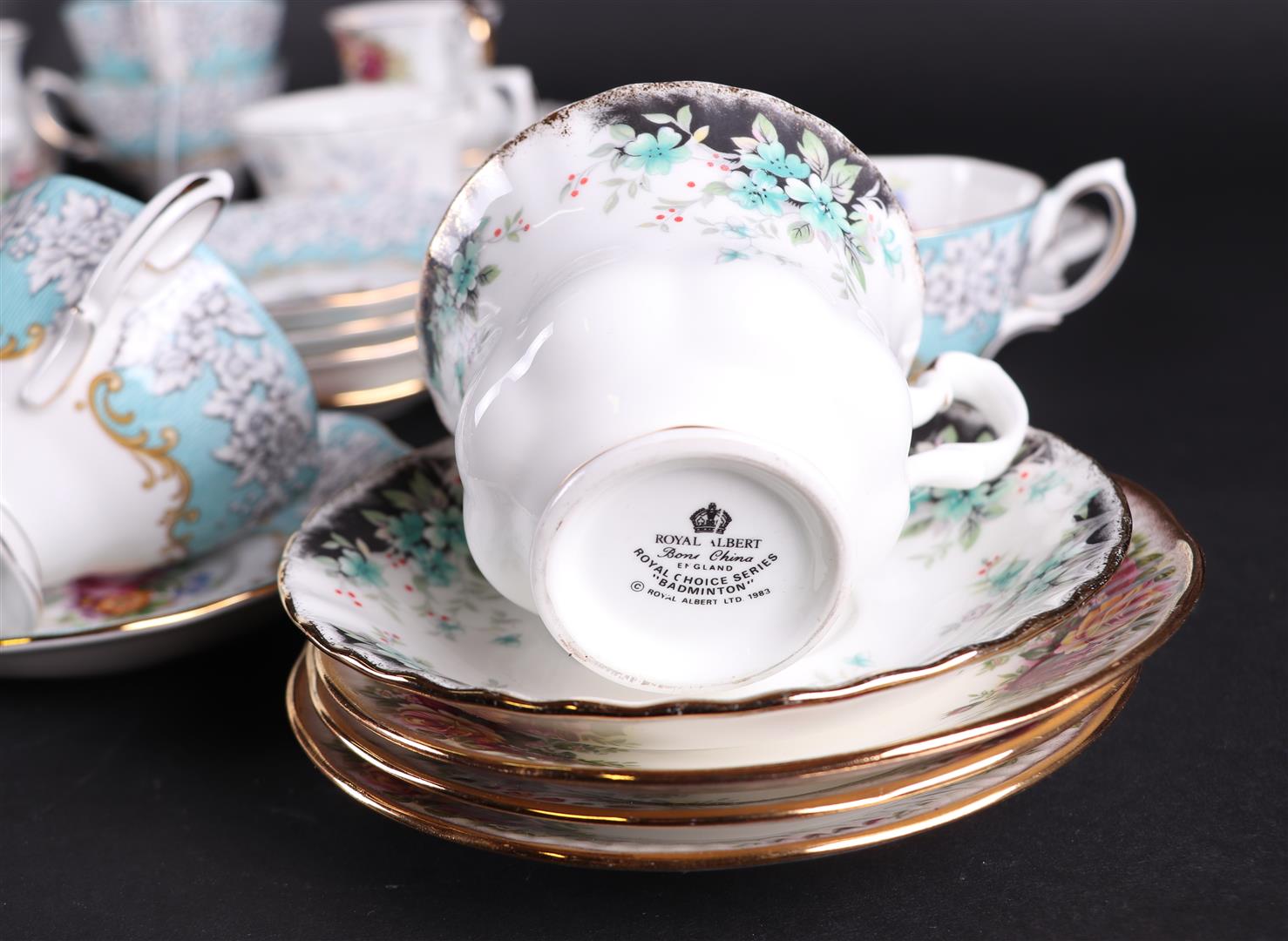 An extensive  lot  with various "Royal Albert" cups and saucers. - Image 10 of 12