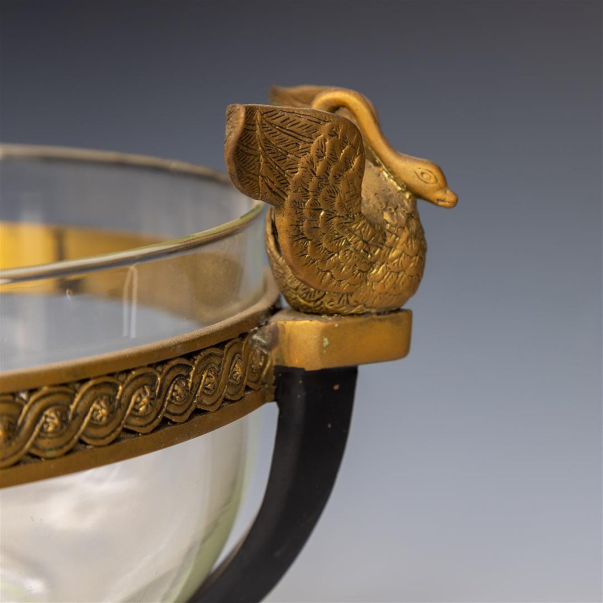 A glass coupe worn by a brass frame with swans. - Bild 2 aus 2