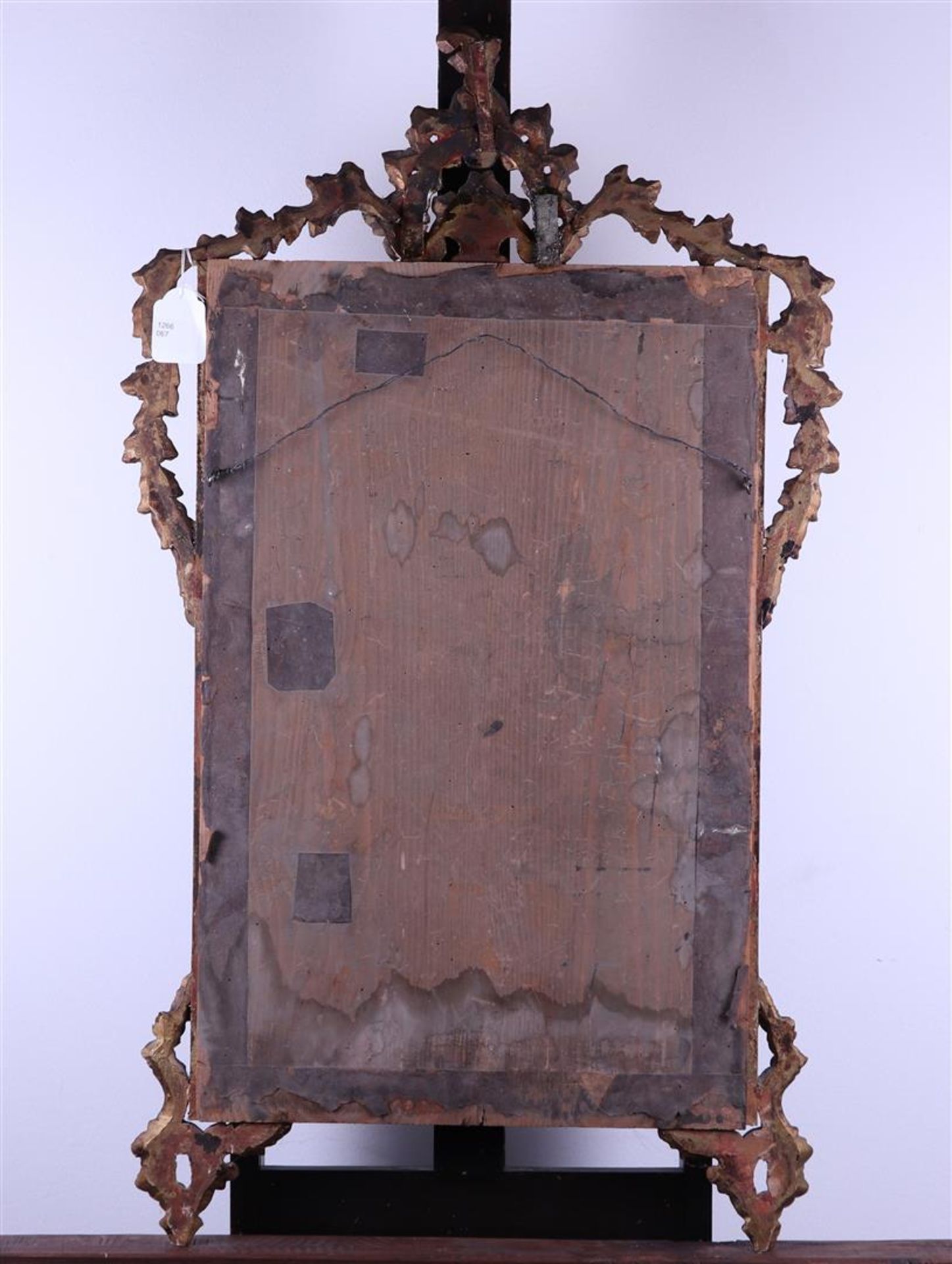 A gilded Louis Seize carved wood and gesso mirror, 18th century. Replace glass. Damage to the top. - Bild 2 aus 2