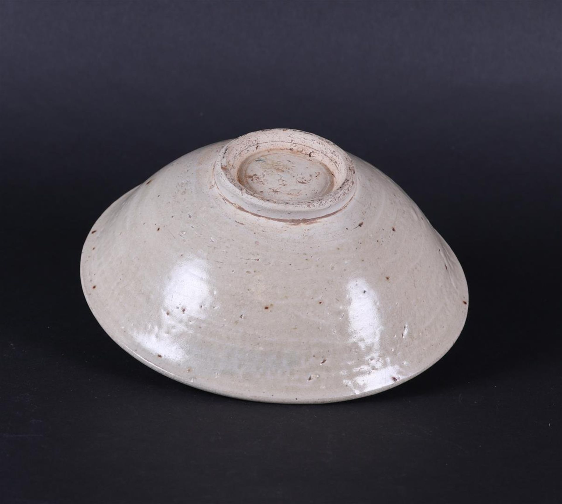 A gray Celadon bowl with ribbed center relief decoration. China, Early Ming period. - Image 3 of 3