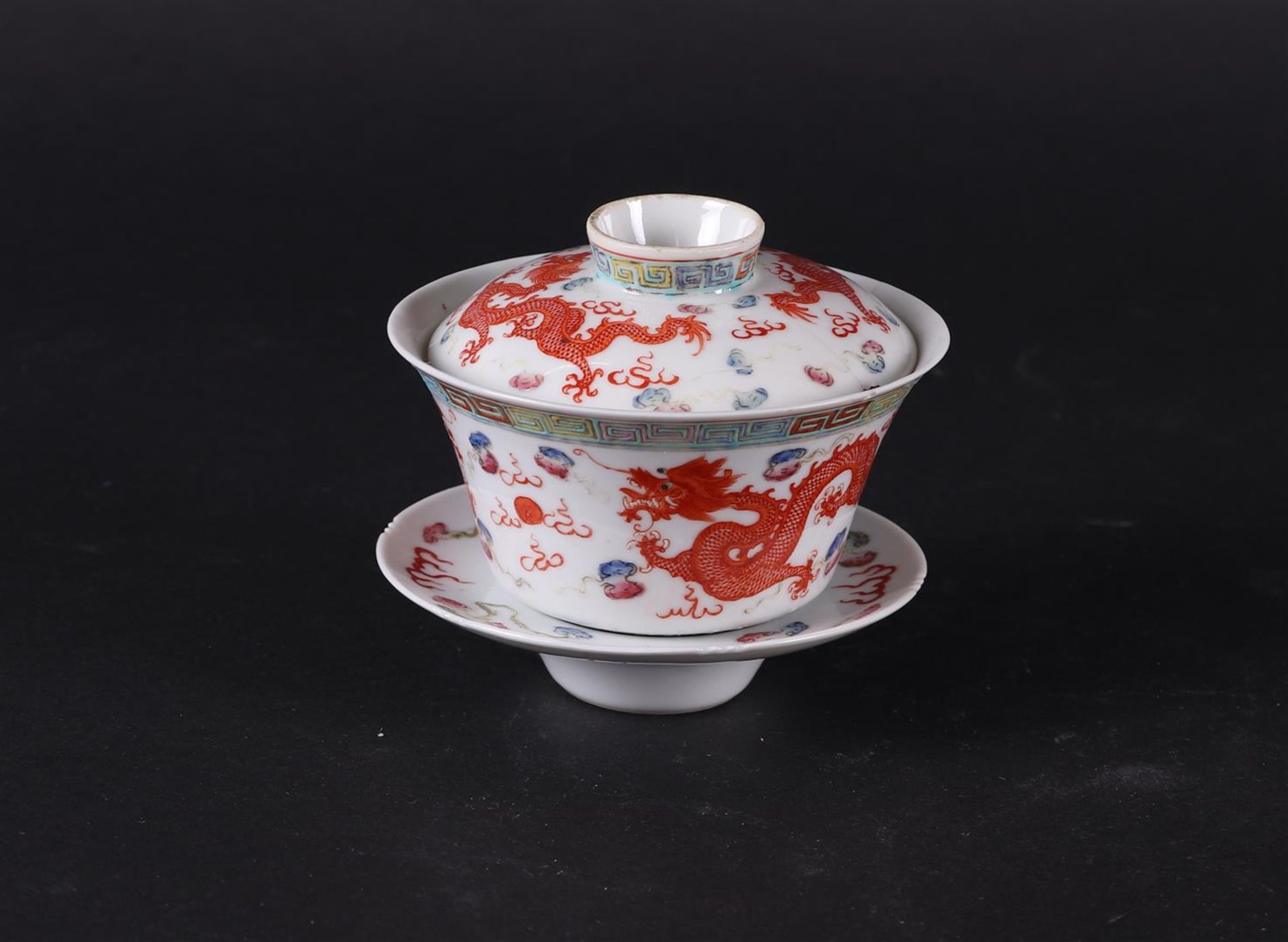 A porcelain Famile Rose lidded bowl with dish with dragon decor, marked Guanxu. China, 