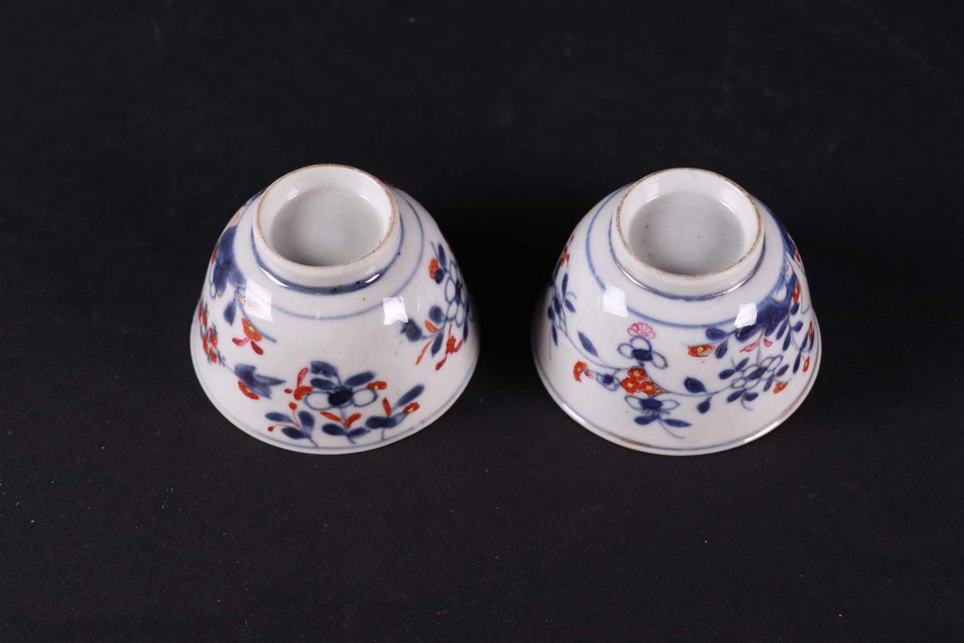 Two porcelain Imari bowls with floral decor on the outside and interior. China, Qianlong. - Bild 4 aus 4