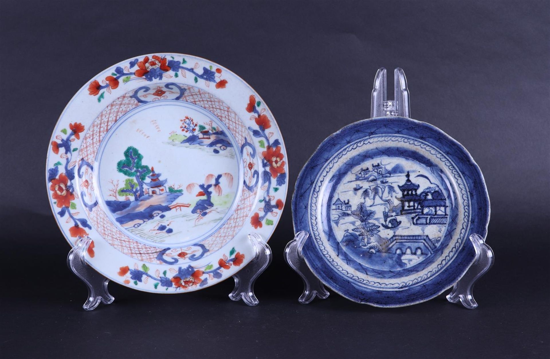 A lot consisting of two plates, one of which has an Imari decor. China, 18th century.