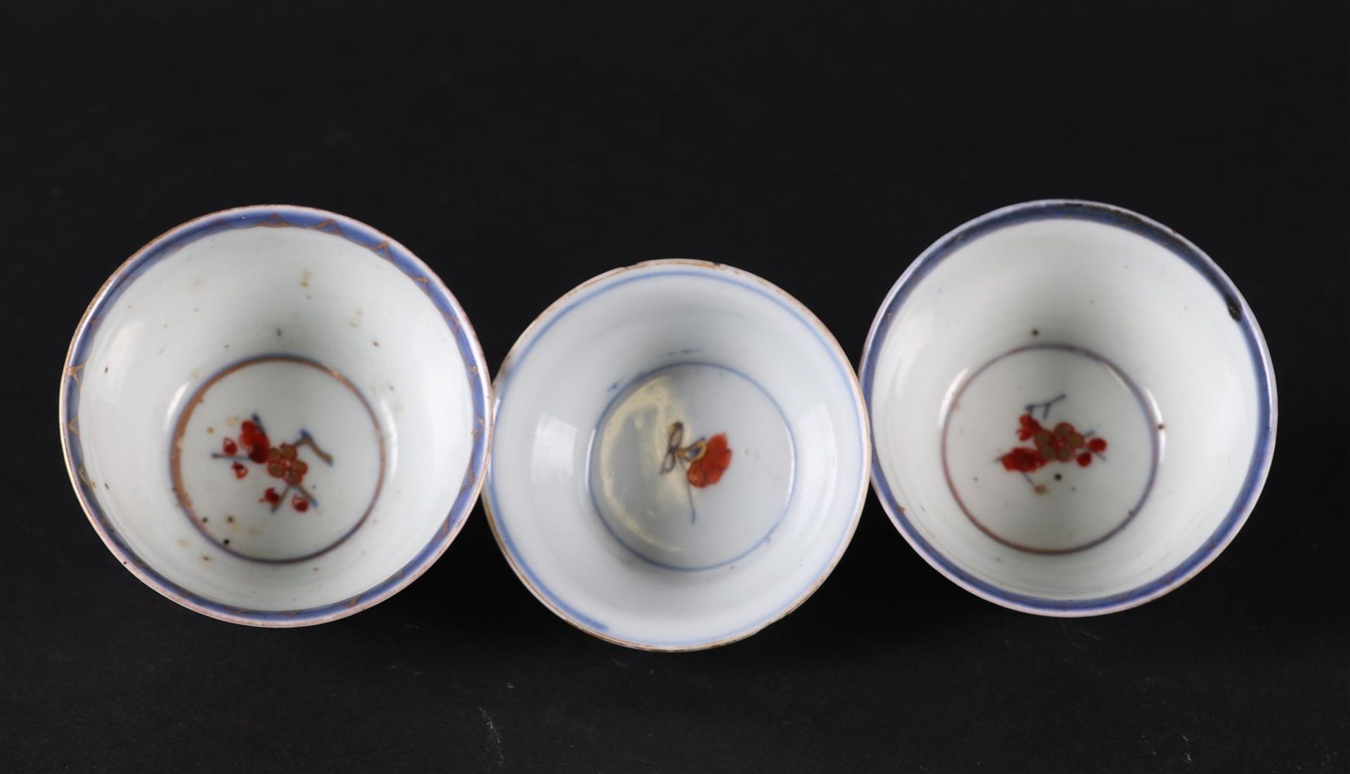 Three  different porcelain Imari bowls with lotus decor, and with flower basket decor.  - Bild 3 aus 4