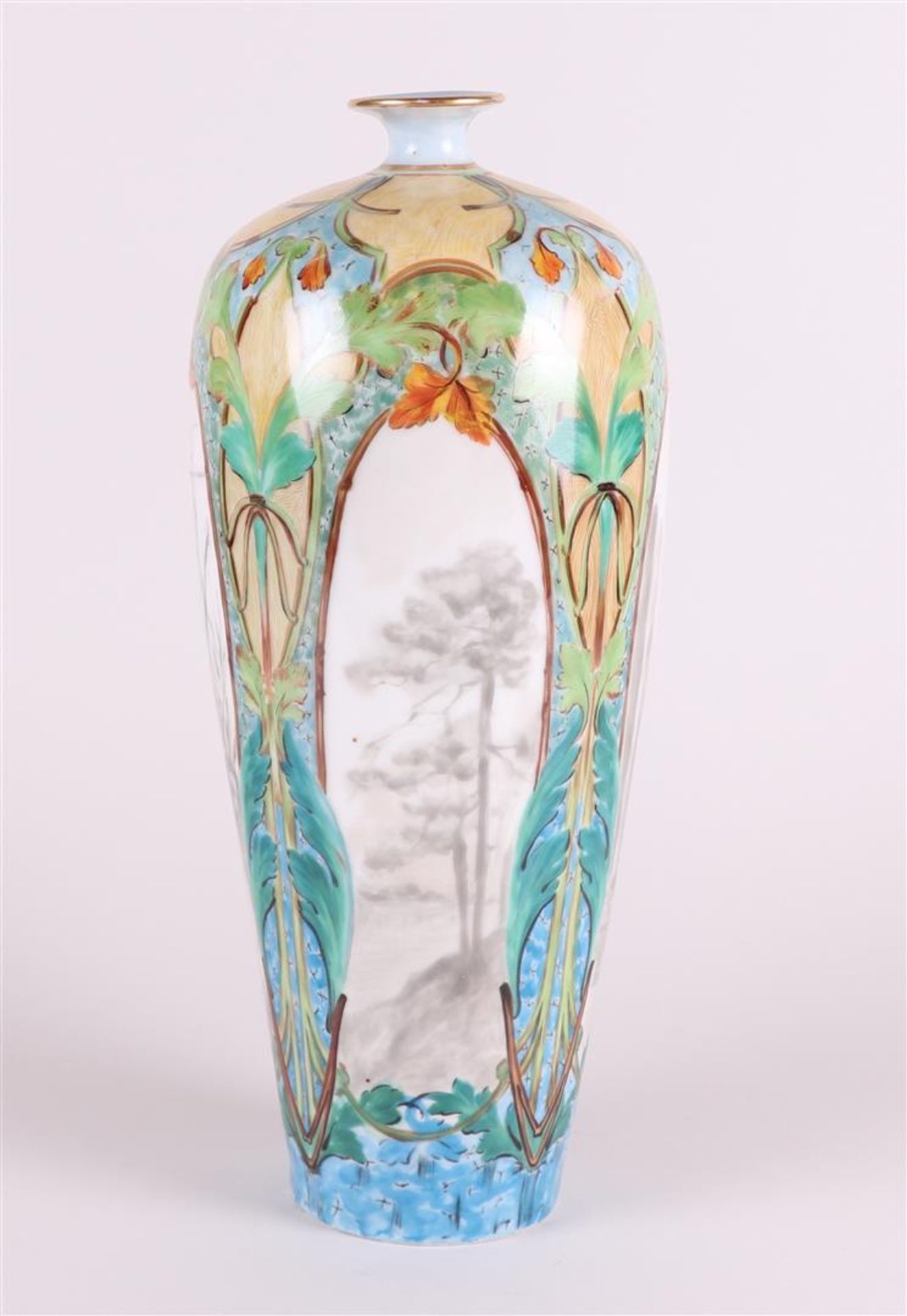 A polychrome decorated Art Nouveau porcelain vase. France, early 20th century. - Bild 2 aus 5