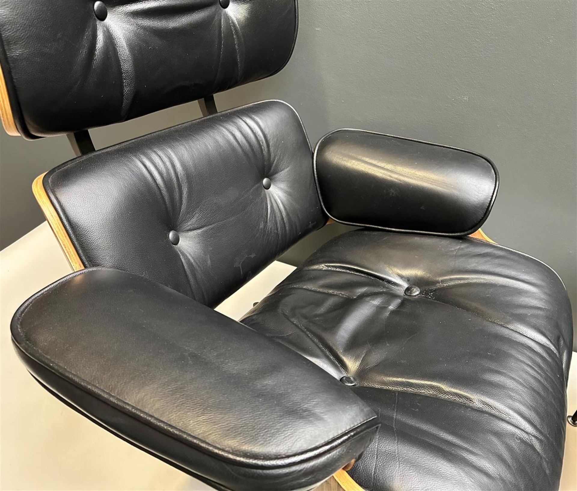 A black leather designer chair with ottoman inspired by Charles & Ray Eames  - Image 2 of 5