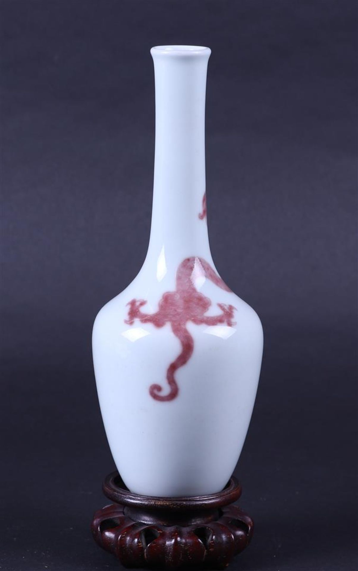 A porcelain pipe vase with Iron red decoration of a dragon, marked Kangxi. China, 19/20th century. - Bild 3 aus 5