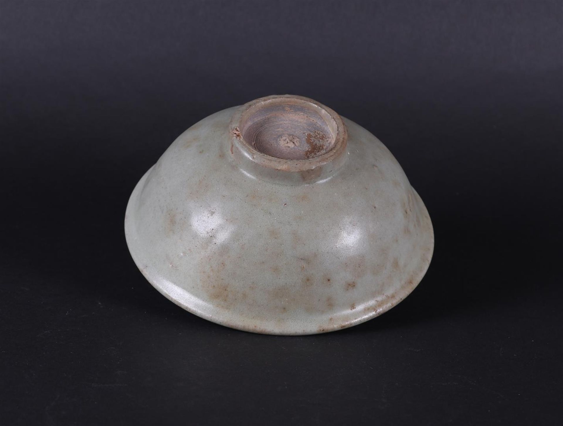 An unprocessed green/grey Celadon bowl. China Early Ming, period. - Bild 3 aus 3