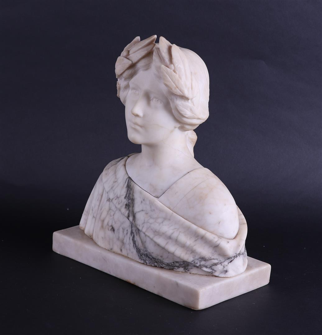 A marble bust of a muse, Italy, ca. 1900. - Image 2 of 3