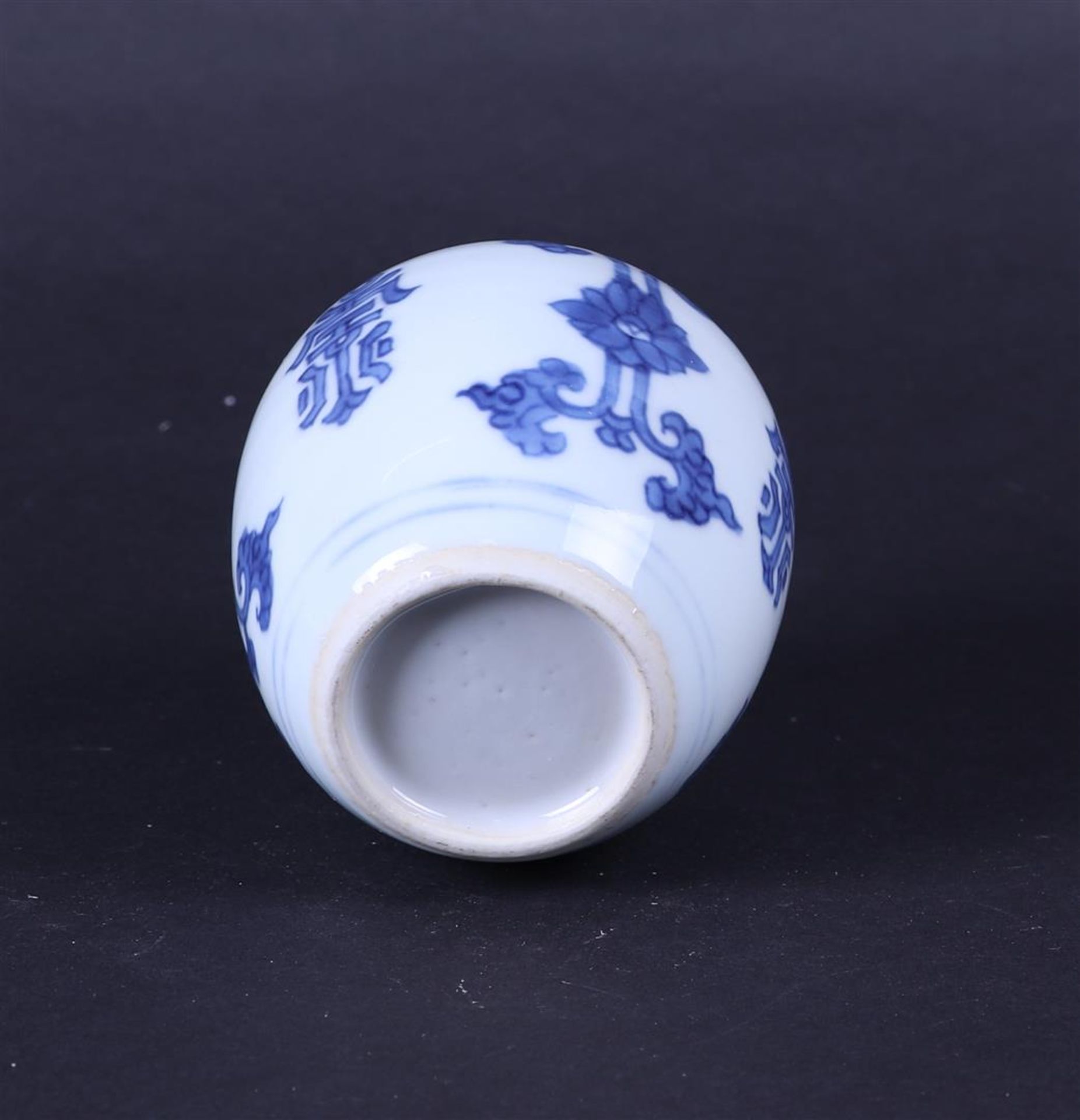 A porcelain storage jar decorated with characters. China, Kangxi. - Image 6 of 6