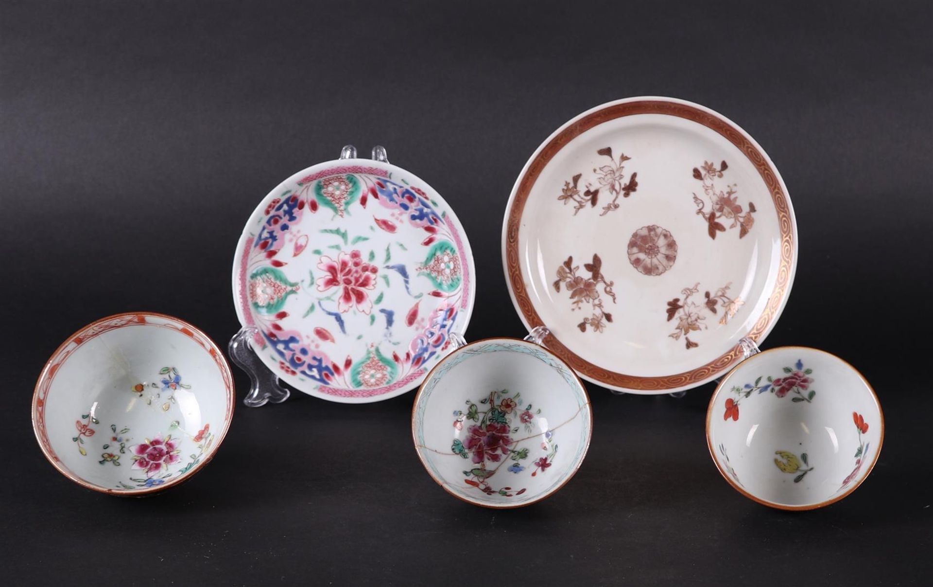 Two porcelain Famille Rose plates and three bowls, all with floral decor - Image 2 of 3