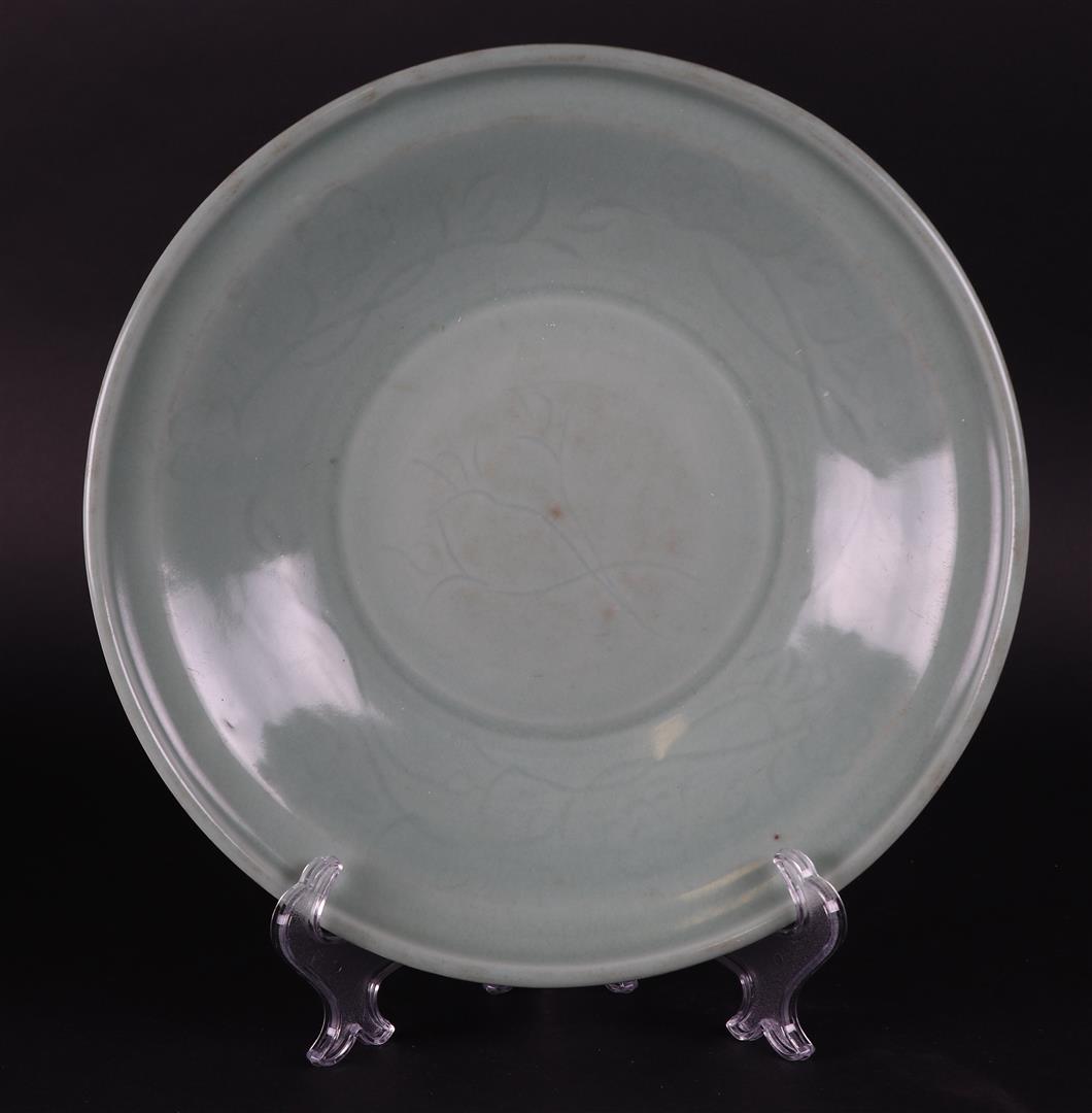 A lot  with two Celadon dishes, one of which is decorated with dragons. China, 19/20th century. - Image 4 of 5