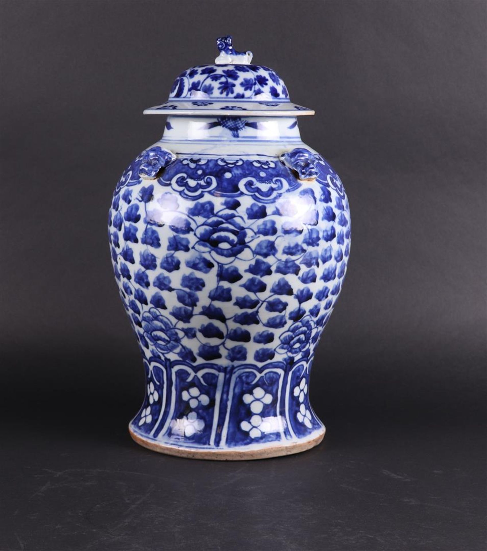 A large porcelain lidded vase. China, 19th century. - Bild 3 aus 6