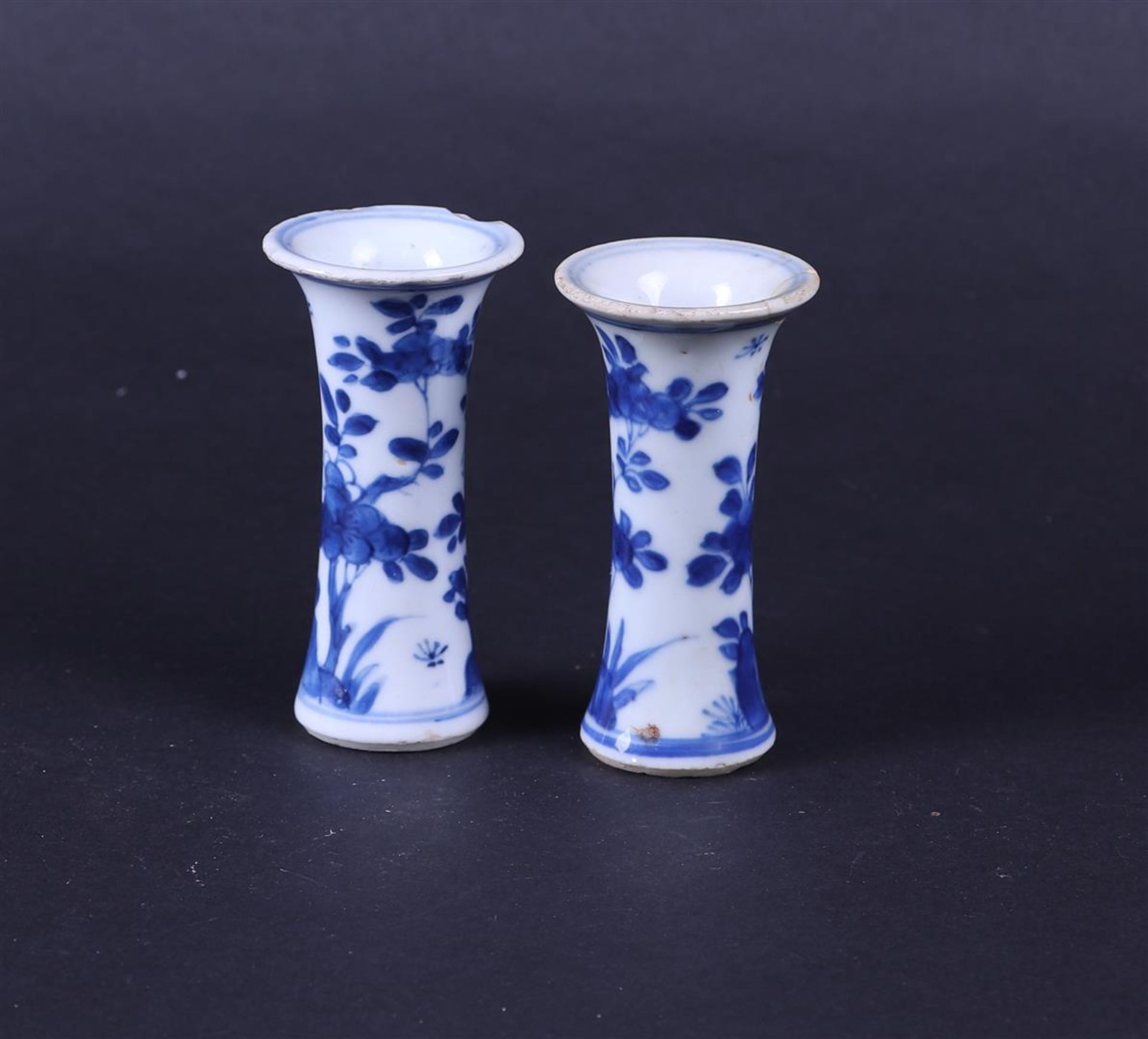 Two porcelain beaker vases with floral decor. China, Kangxi. - Bild 2 aus 4