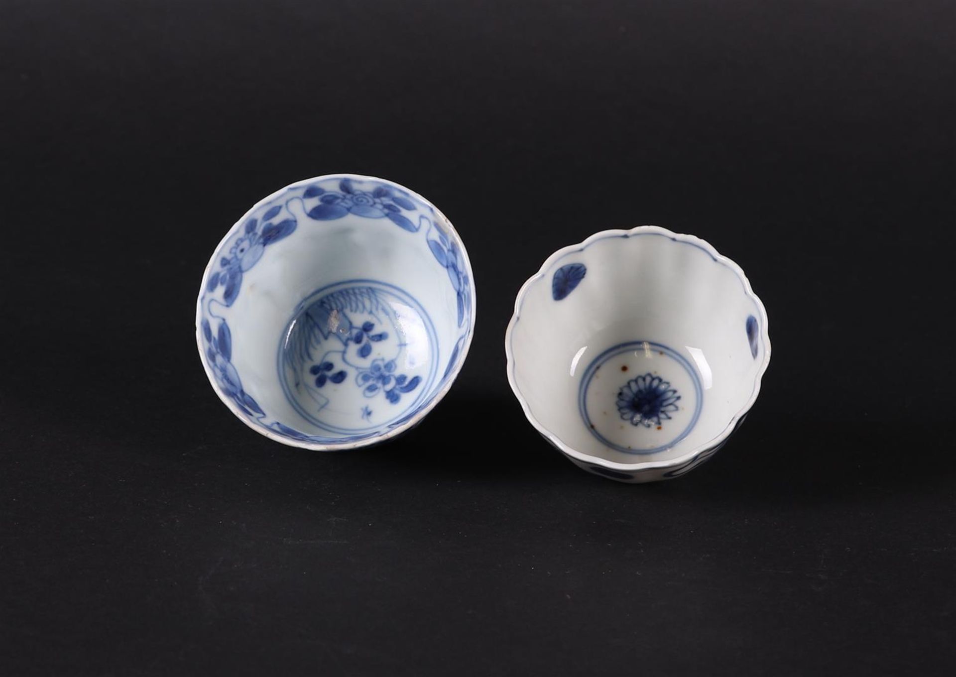 Two various contoured porcelain bowls, both with floral decoration, one marked. China,  - Bild 2 aus 3