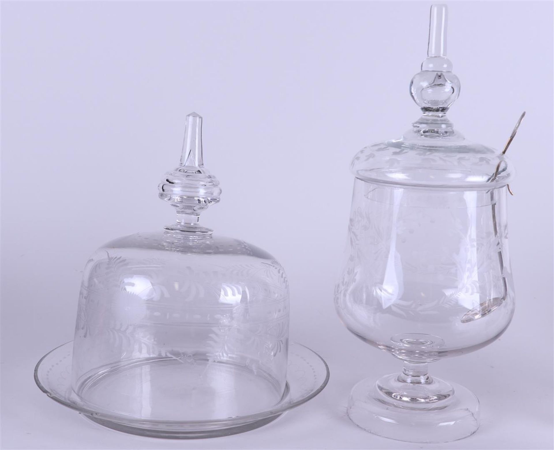 A large lot of antique glass and crystal including a bowl coupe. - Image 3 of 4