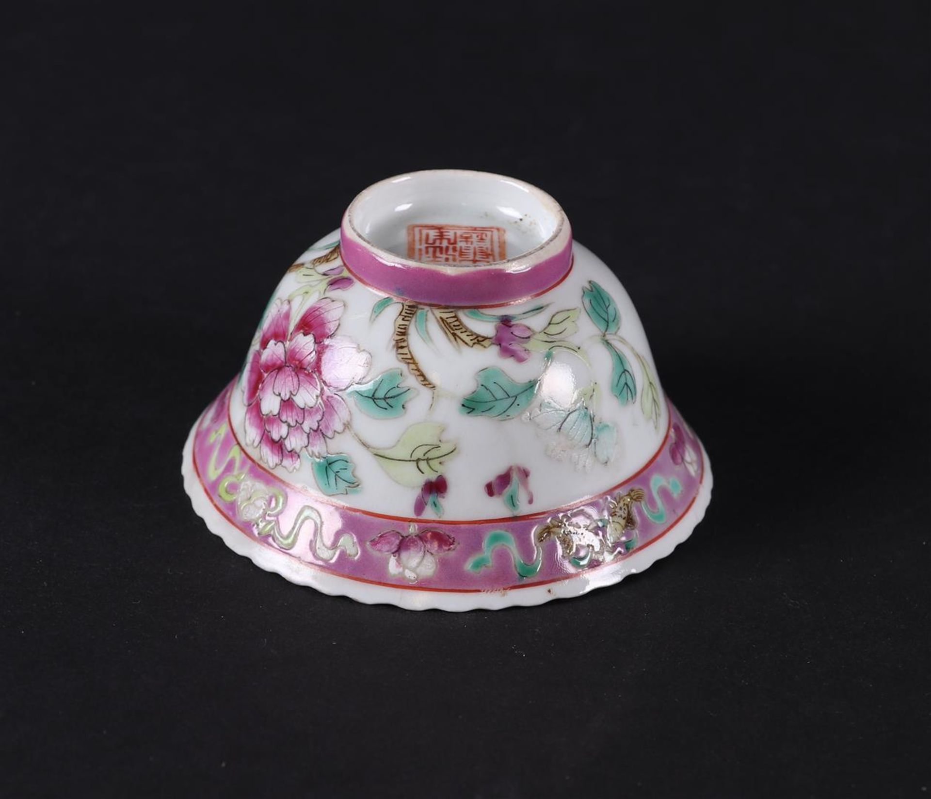 A porcelain Famille Rose bowl for the Straits or Peranakan market, marked on the bottom.  - Bild 3 aus 4