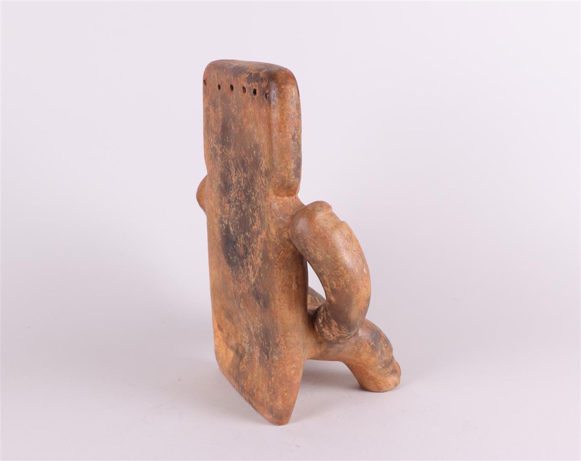 A (possibly) pre-Columbian figure in baked clay. - Bild 2 aus 3