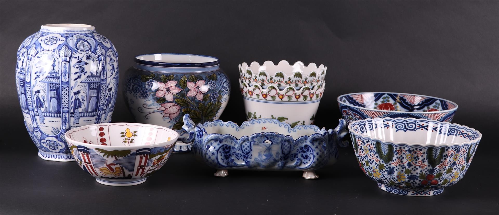 A lot with various polychrome painted pottery, including a tulip vase and a teapot with a tealight 