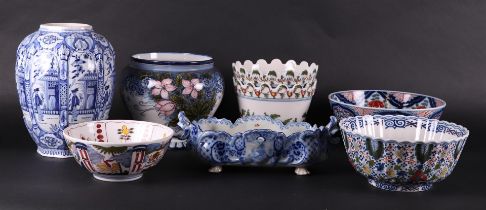 A lot with various polychrome painted pottery, including a tulip vase and a teapot with a tealight