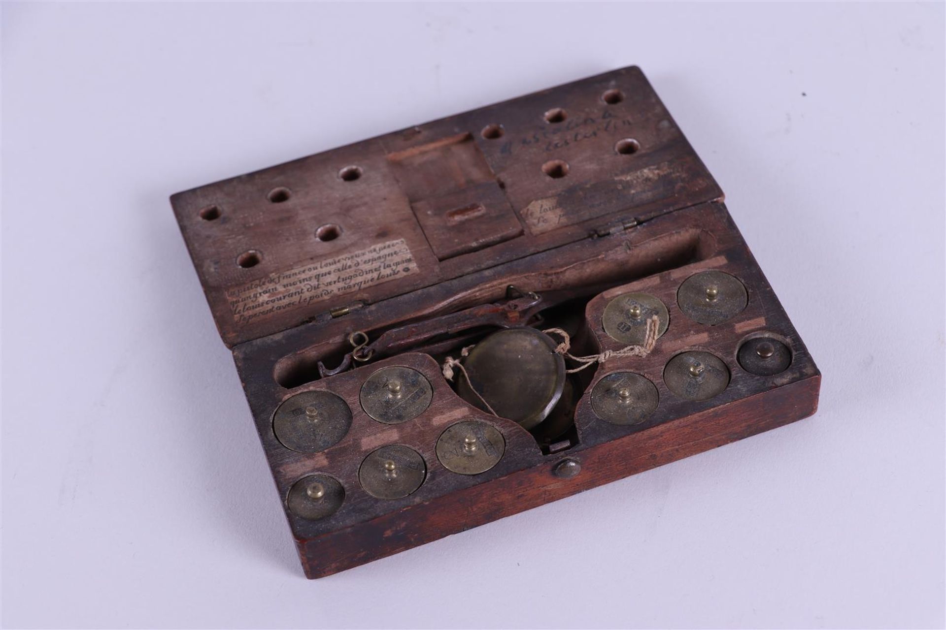 Trebuchet Gold scale in wooden box. 18th century. - Bild 2 aus 4