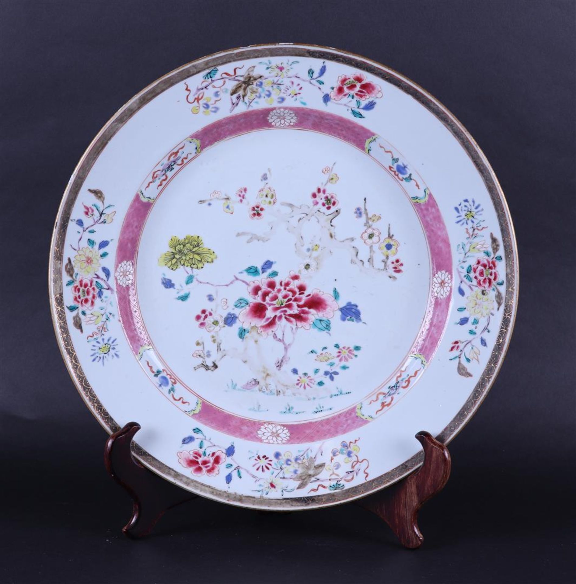 A large porcelain famile rose dish. China, 18th century.
