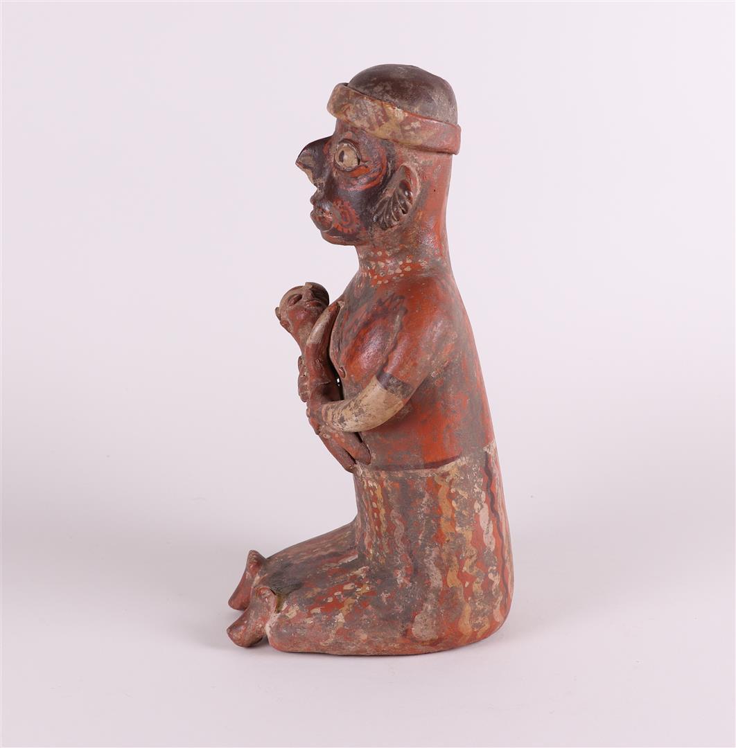 A (possibly) pre-Columbian figure in baked clay. - Image 4 of 6