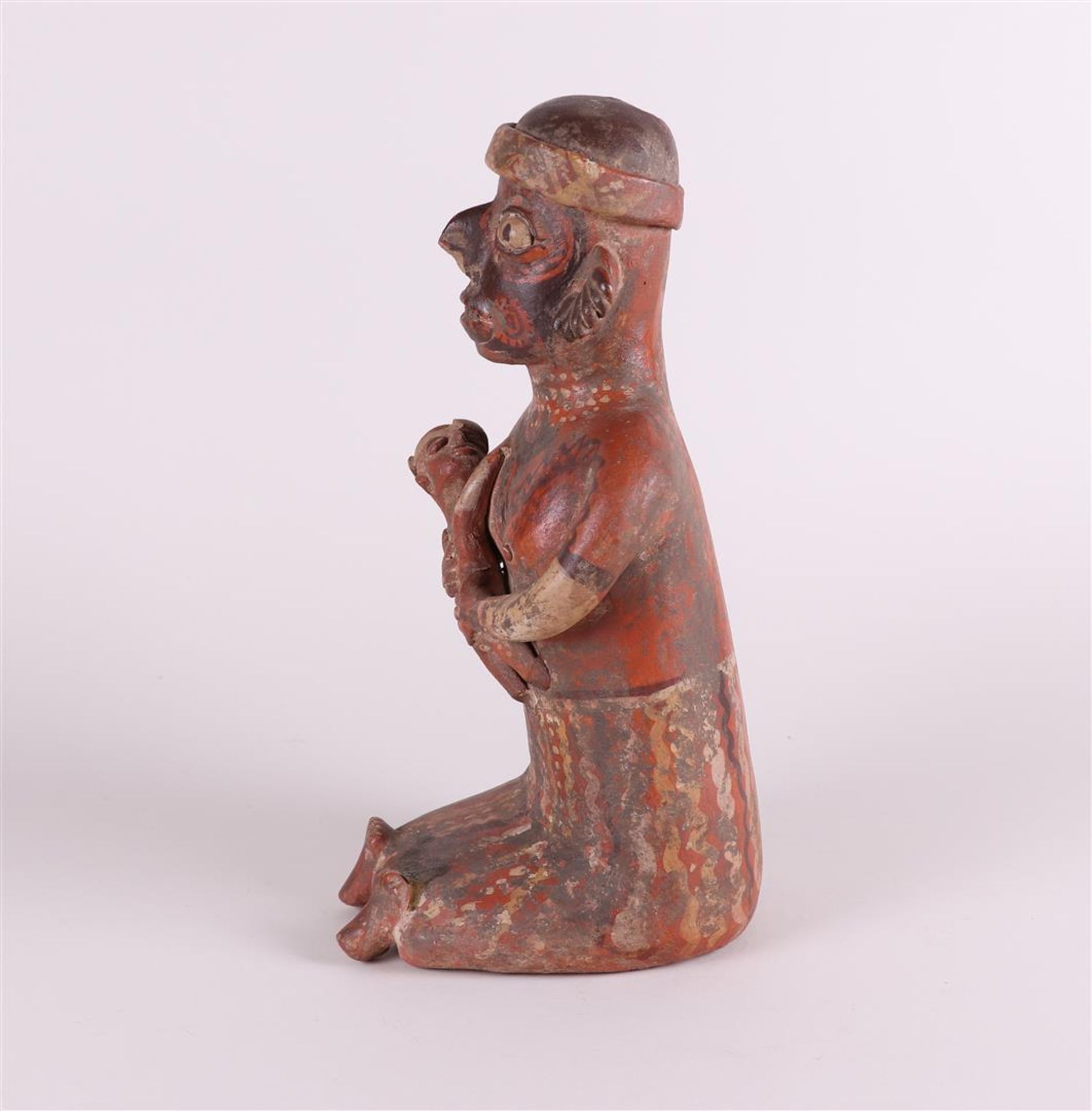 A (possibly) pre-Columbian figure in baked clay. - Bild 4 aus 6