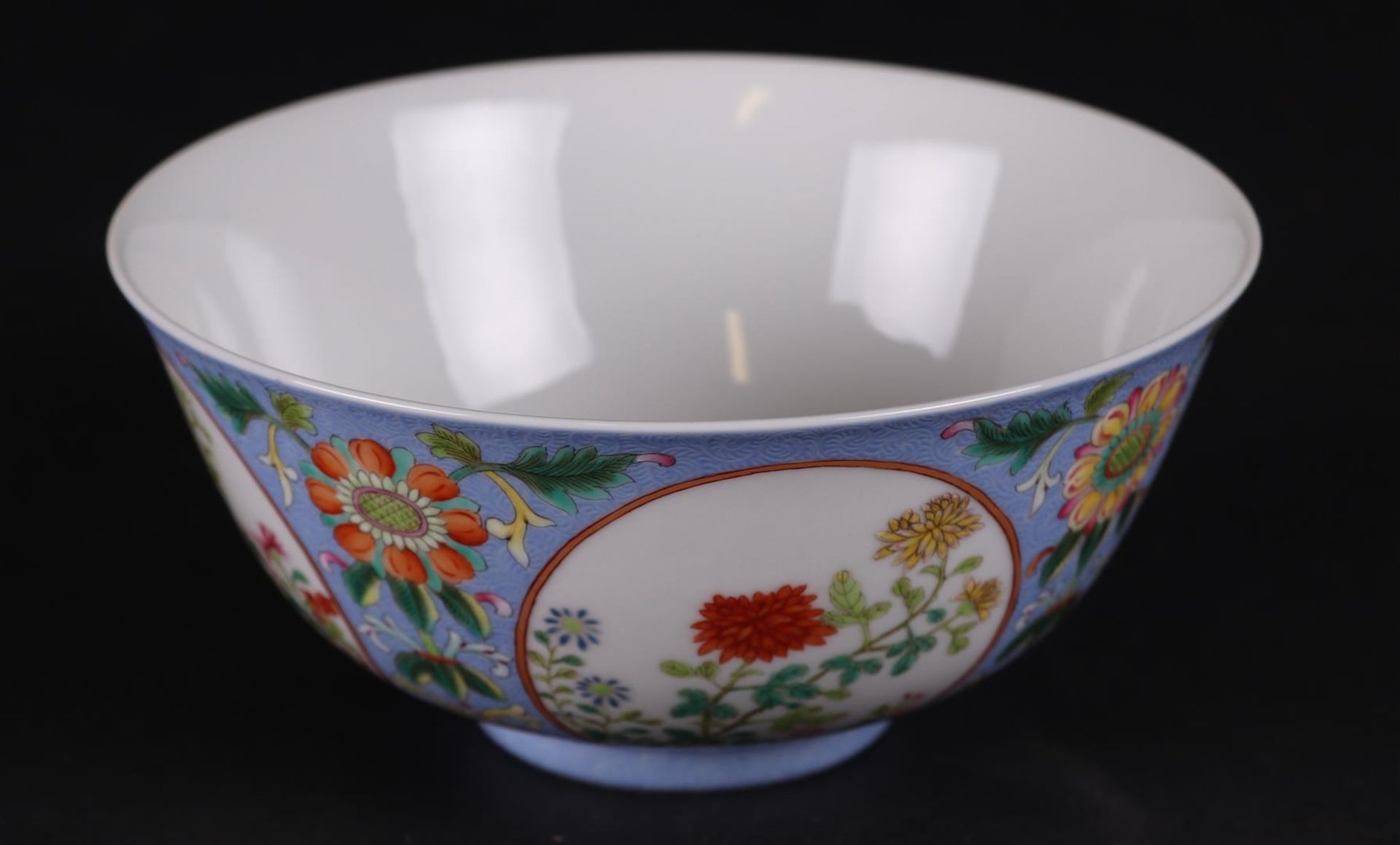 A porcelain Famile Rose bowl, marked Daoguang. China, 20th century. - Image 2 of 4