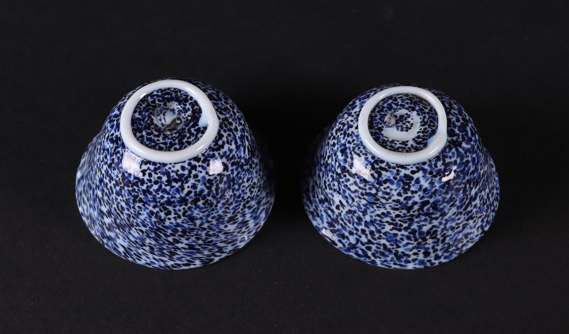 Two opaline glass bowls with blue stipple technique. 18th/19th century. - Bild 3 aus 3