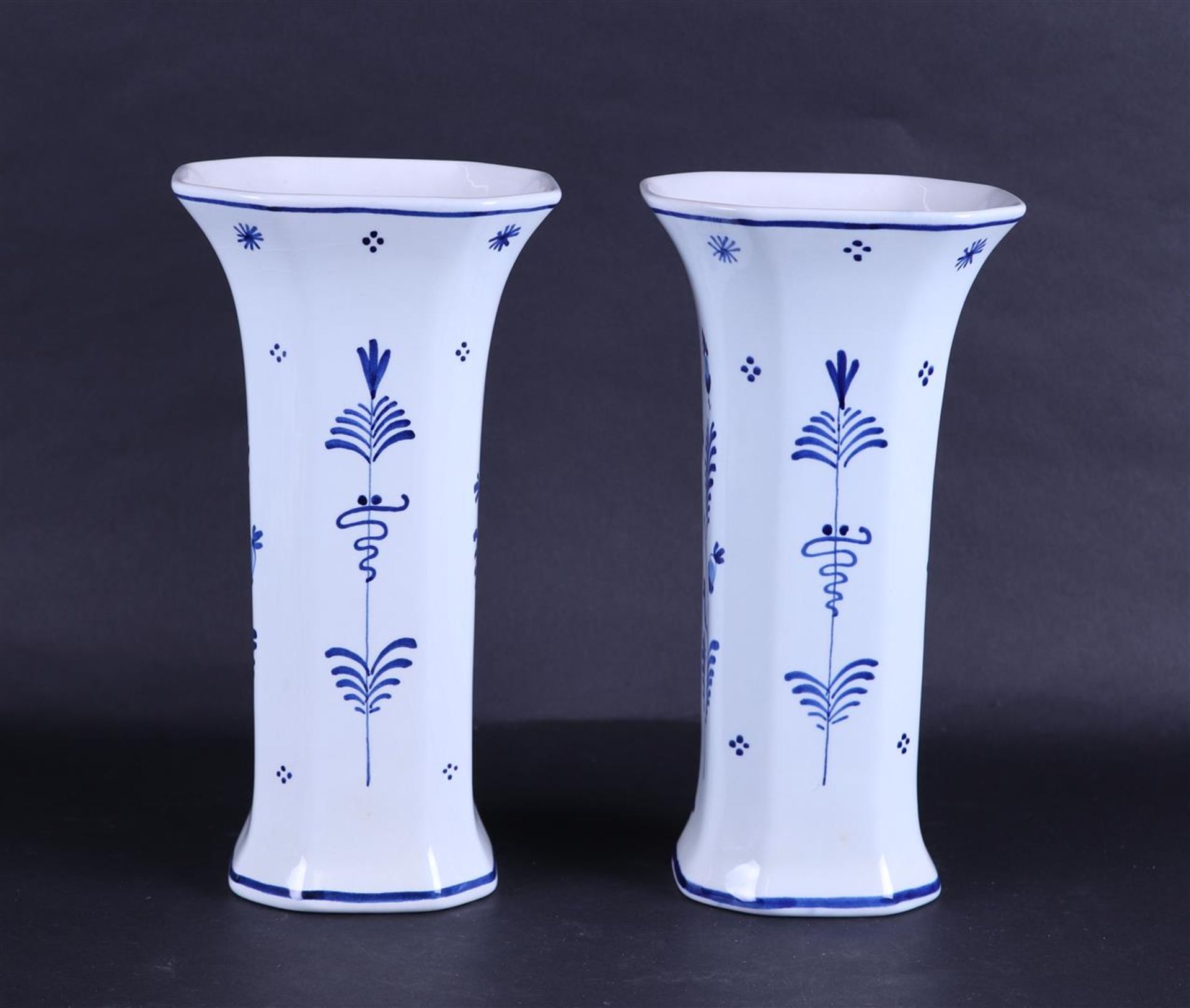 A set of two earthenware beaker vases, marked: "De Porceleyne Fles". - Bild 3 aus 6