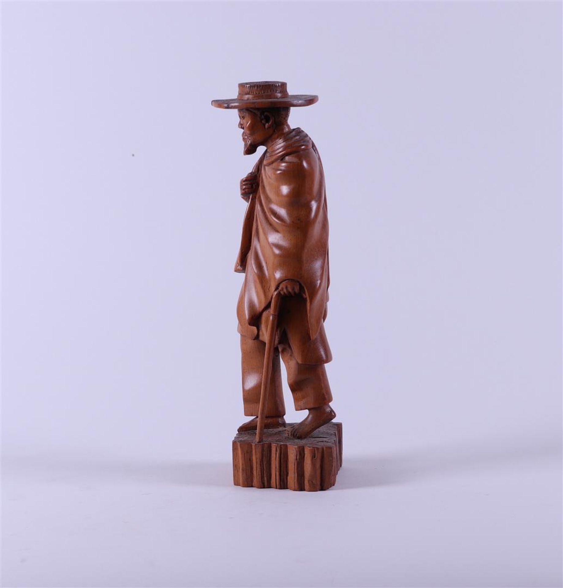 A Madegascar carving depicting a walking man with hat and stick, 20th century. . - Bild 2 aus 4