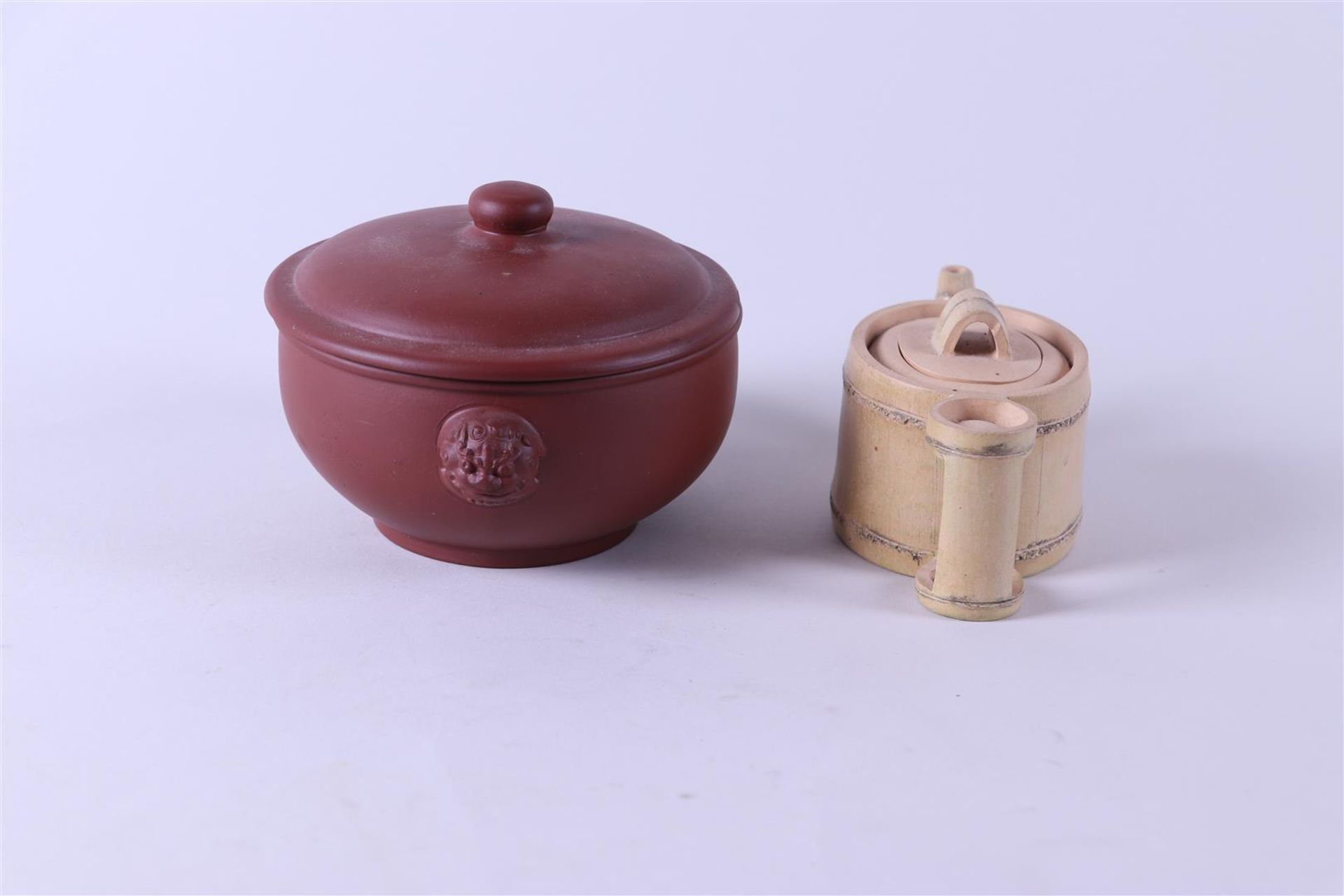 A Yixing lot consisting of a pull pot and a hot pot. China, 20th century. - Bild 2 aus 4