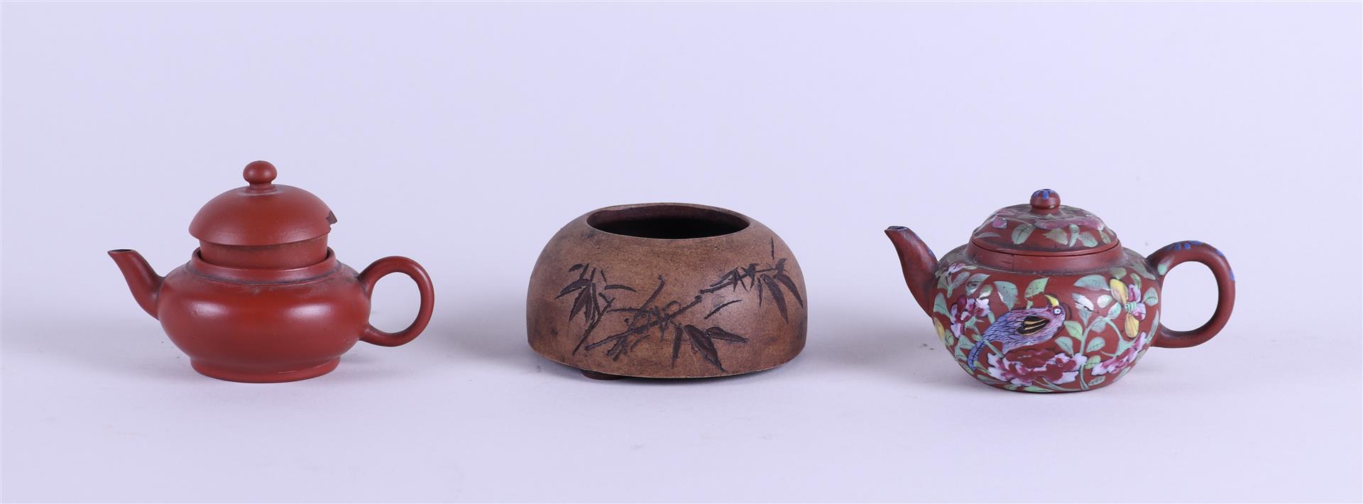 A lot of Yixing pottery including two teapots, a lid (non matching). China, 19/20th century.