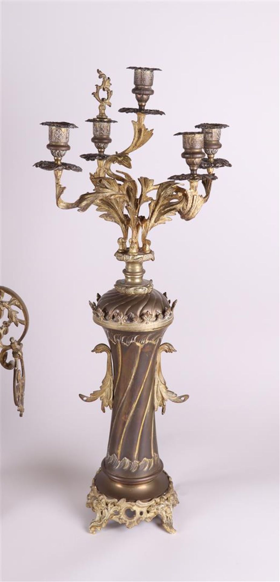 A French Garniture de Chéminé or clock set, consisting of a mantel clock and two candlesticks. - Bild 5 aus 5