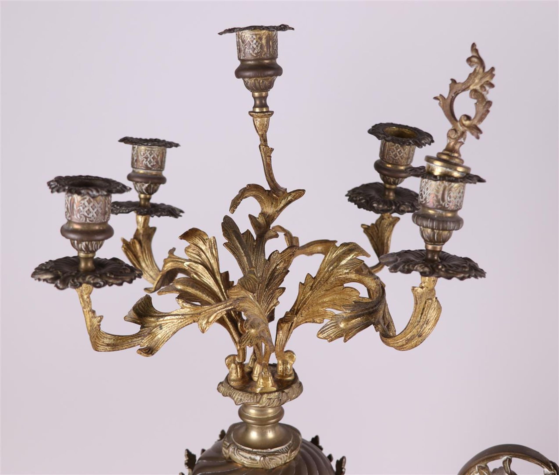 A French Garniture de Chéminé or clock set, consisting of a mantel clock and two candlesticks. - Bild 4 aus 5