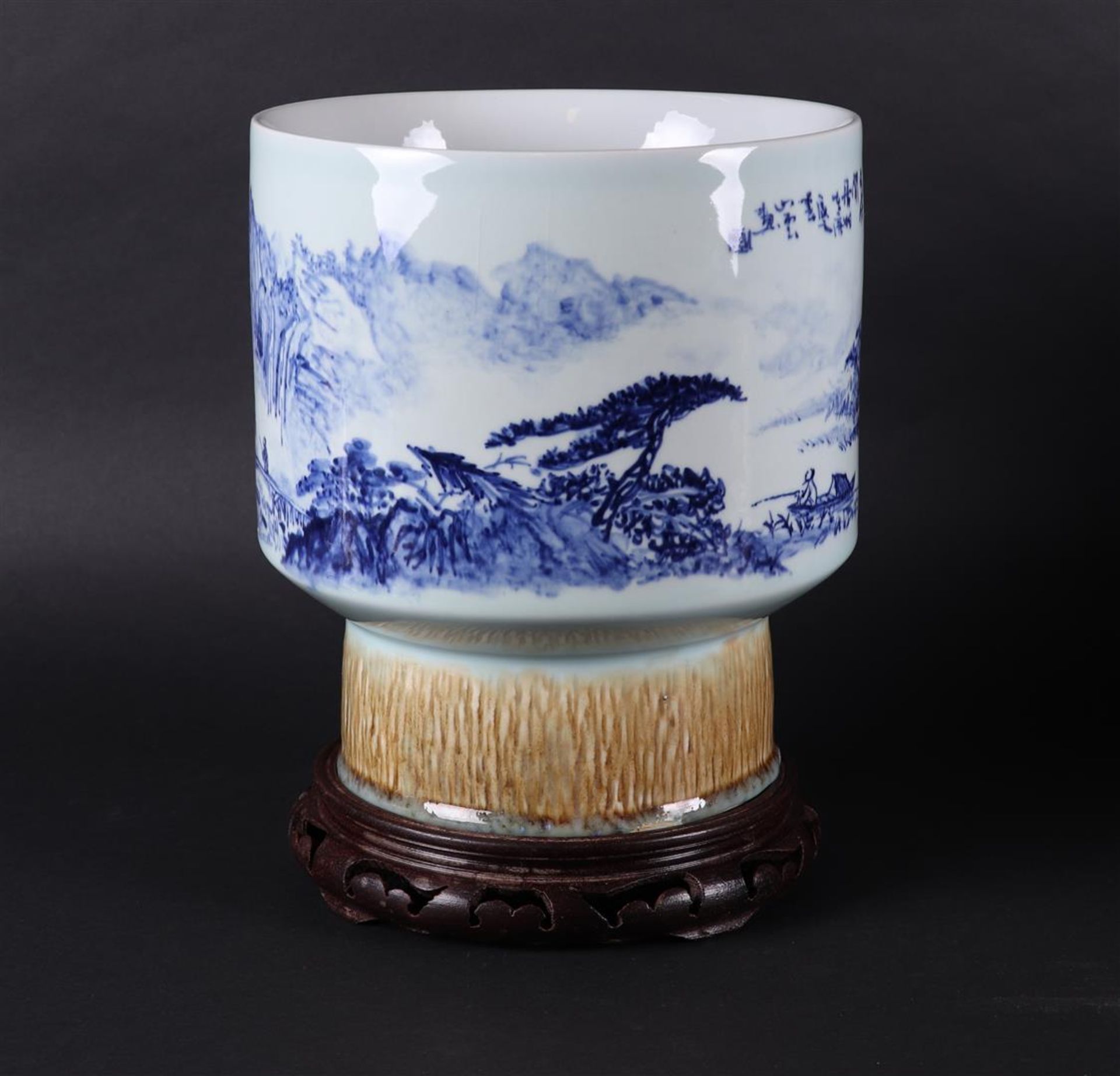 A porcelain Jingdezhen beaker vase with landscape decor. China, 20th century. - Bild 2 aus 12