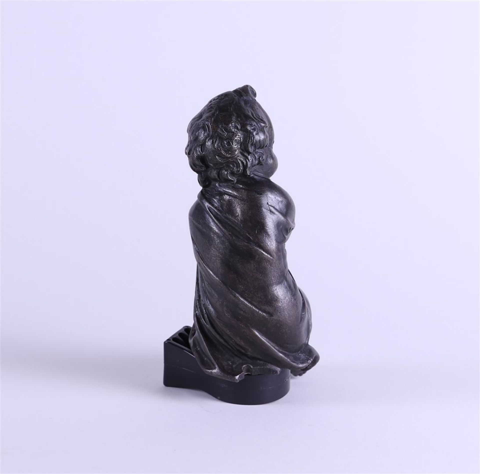 A 19th century brown patinated bronze of a putto, personification of winter. - Bild 2 aus 4